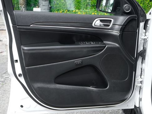 Used 2022 Jeep Grand Cherokee Limited image 15