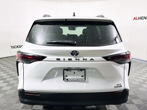 Used 2023 Toyota Sienna XLE image 4
