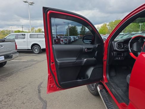 Used 2016 Toyota Tacoma TRD Sport AWD/4WD image 19