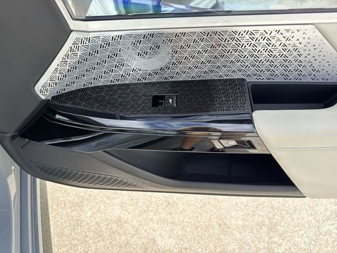 Used 2023 BMW 760i xDrive image 44