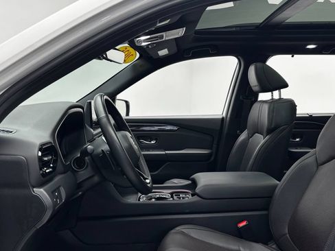 Used 2025 Honda Pilot Black Edition image 13