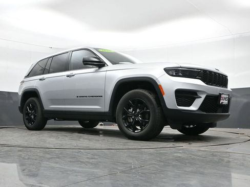Used 2025 Jeep Grand Cherokee Altitude AWD/4WD image 44