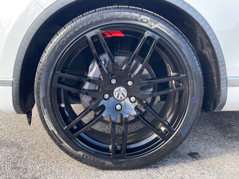 Used 2016 Volkswagen Touareg VR6 image 12