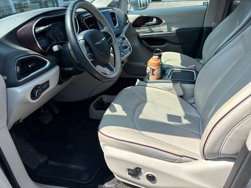 Used 2017 Chrysler Pacifica Limited FWD image 8