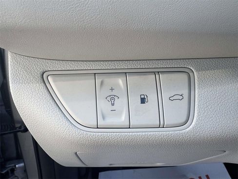 Used 2025 Genesis G70 2.5T image 18