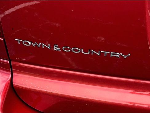Used 2005 Chrysler Town & Country w/ Popular Equipment Group I FWD image 8