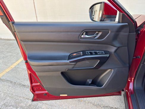 Used 2022 Nissan Pathfinder SV image 38