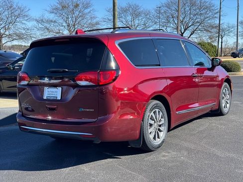 Used 2020 Chrysler Pacifica Touring-L image 3