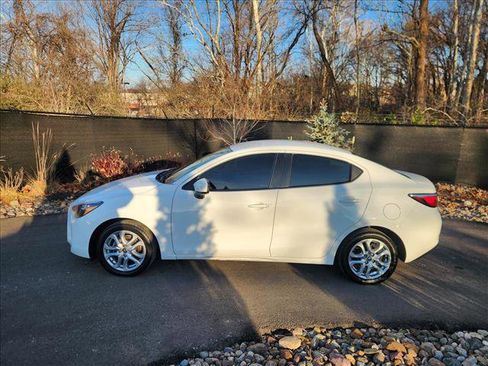 Used 2017 Toyota Yaris iA image 2