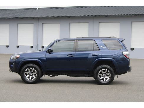 Used 2022 Toyota 4Runner TRD Off-Road Premium w/ Moonroof Package AWD/4WD image 2