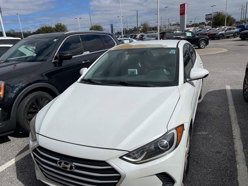 Used 2017 Hyundai Elantra SE image 1