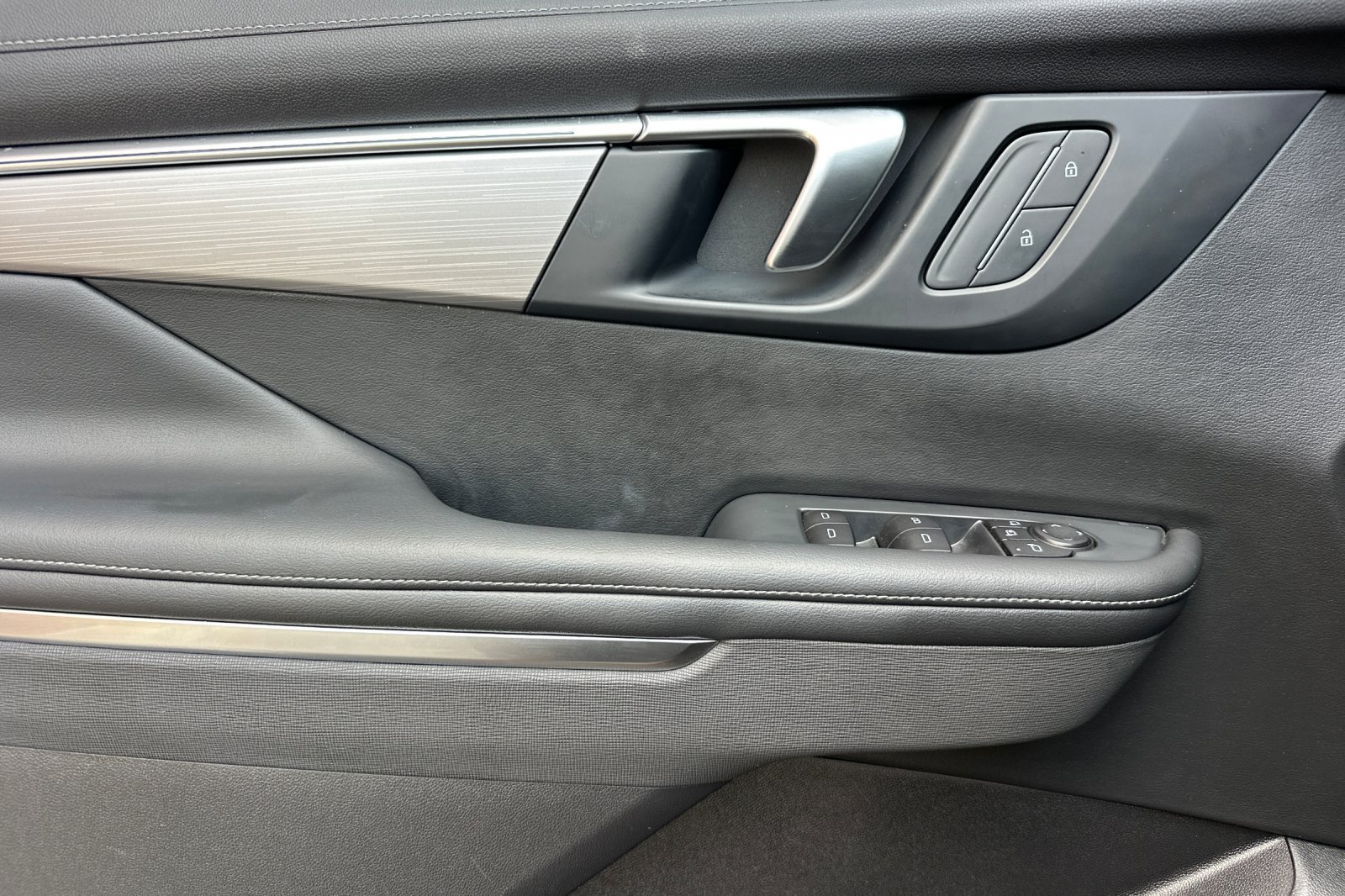 Used 2025 Buick Enclave Preferred AWD/4WD image 11