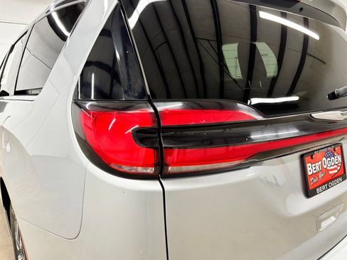 Used 2023 Chrysler Pacifica Touring-L FWD image 7