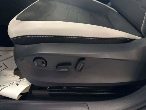 New 2025 Volkswagen Taos SE image 20