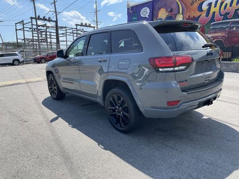Certified 2022 Jeep Grand Cherokee Laredo X AWD/4WD image 3