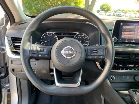 Used 2022 Nissan Rogue SV FWD image 11
