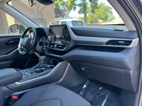 Used 2021 Toyota Highlander LE AWD/4WD image 28