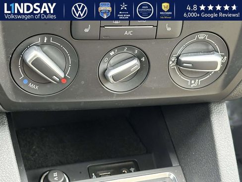 Used 2017 Volkswagen Jetta SE image 16