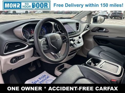Used 2024 Chrysler Pacifica Touring-L image 10