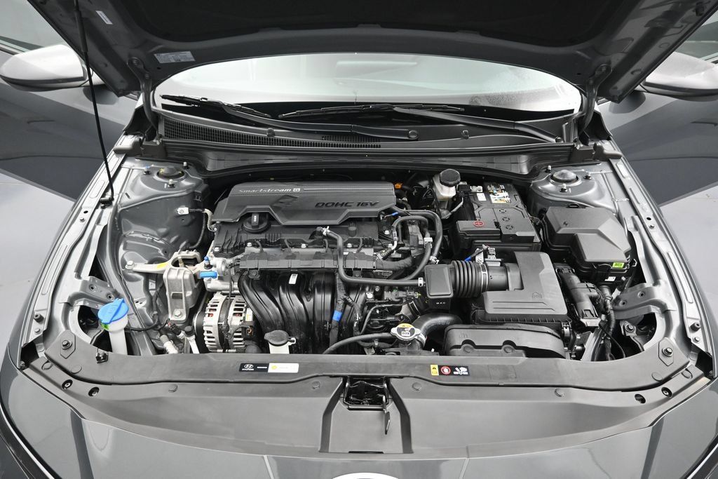 Used 2025 Hyundai Elantra SE FWD image 33