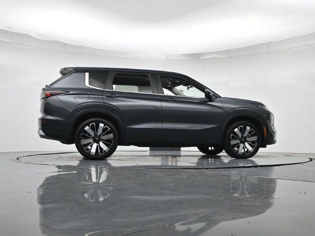Used 2025 Mitsubishi Outlander SE FWD image 35