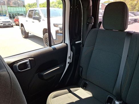 Used 2025 Jeep Gladiator Mojave AWD/4WD image 12