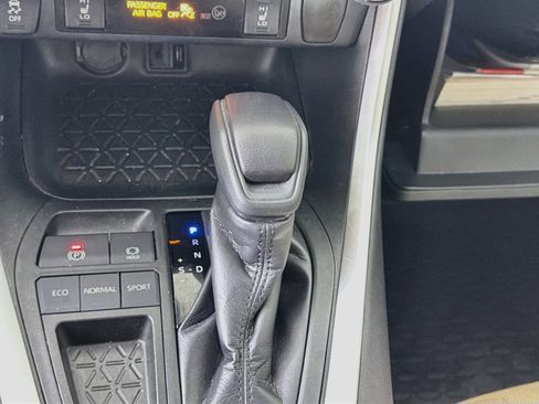 Used 2019 Toyota RAV4 XLE w/ Convenience Package FWD image 23