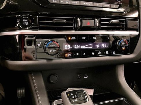 New 2025 Nissan Pathfinder SV w/ Black Appearance Package image 25