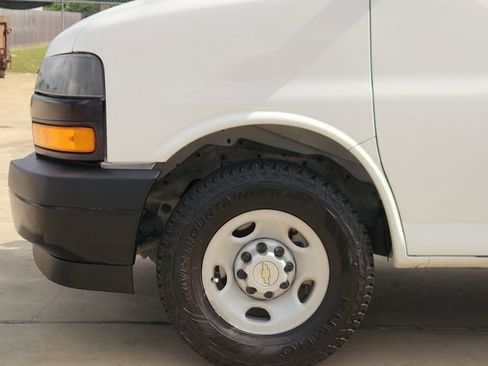 Used 2024 Chevrolet Express 3500 LS RWD image 8