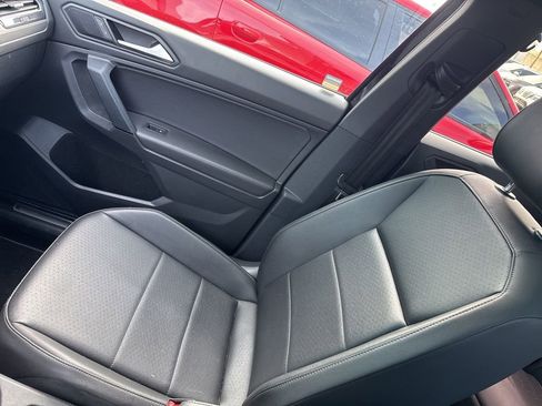 Used 2019 Volkswagen Tiguan SE image 17
