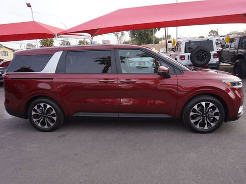 Used 2022 Kia Carnival EX image 5