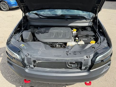 Used 2019 Jeep Cherokee Trailhawk w/ Cold Weather Group image 9