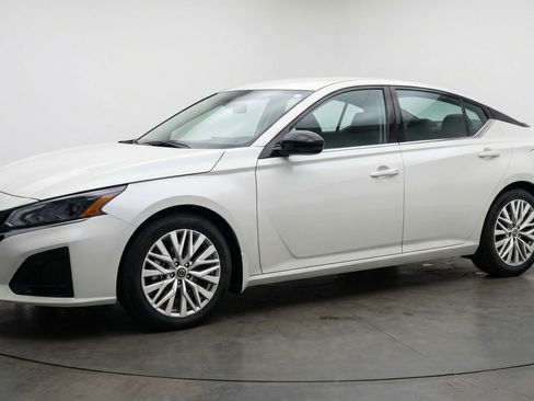 Used 2025 Nissan Altima 2.5 SV FWD image 3