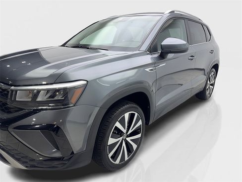 Used 2024 Volkswagen Taos SE image 11