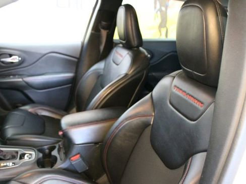 Used 2019 Jeep Cherokee Trailhawk AWD/4WD image 18