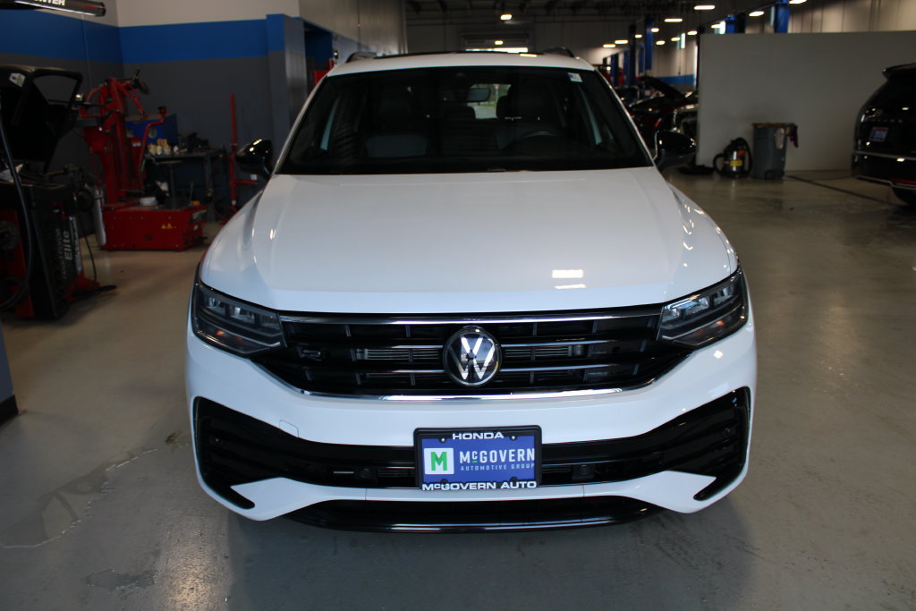 Used 2024 Volkswagen Tiguan SE R-Line AWD/4WD image 2