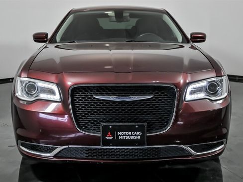 Used 2019 Chrysler 300 Touring RWD image 4