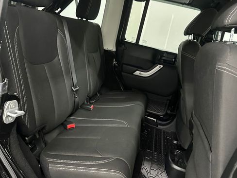 Used 2017 Jeep Wrangler Unlimited Sahara w/ Connectivity Group image 32