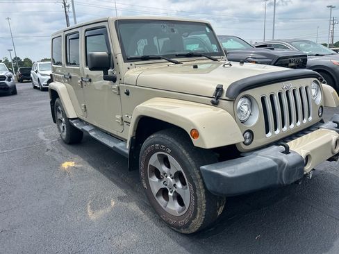Used 2017 Jeep Wrangler Unlimited Sahara w/ Connectivity Group AWD/4WD image 4