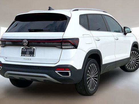 Used 2025 Volkswagen Taos SE FWD image 2