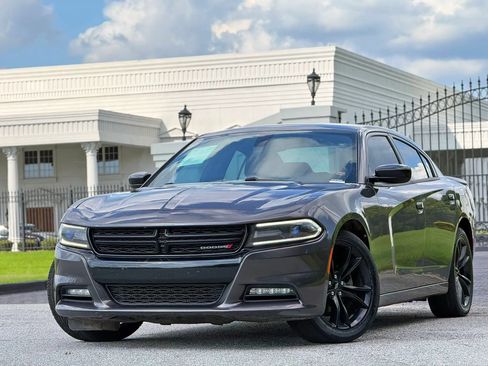 Used 2017 Dodge Charger R/T RWD image 2