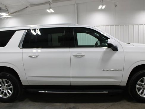 Used 2025 Chevrolet Suburban LT image 11
