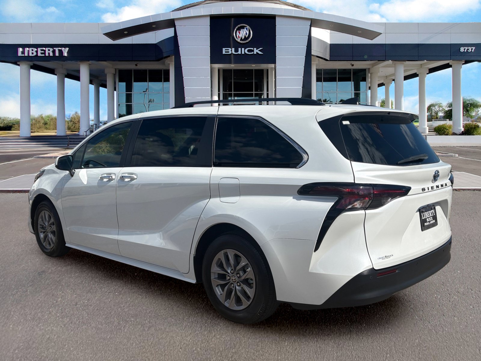 Used 2023 Toyota Sienna XLE FWD image 5