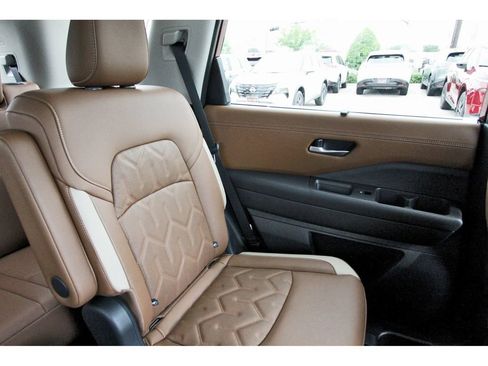 New 2026 Nissan Pathfinder Platinum FWD image 10