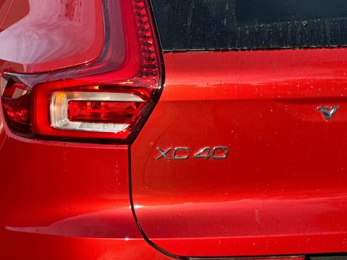 Used 2025 Volvo XC40 B5 Plus image 35