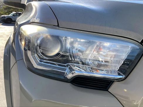 Used 2019 Toyota Tacoma TRD Sport AWD/4WD image 31