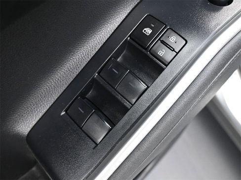 Used 2023 Toyota Highlander XLE image 4