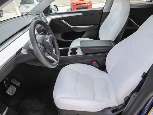 Used 2024 Tesla Model Y Long Range RWD image 17