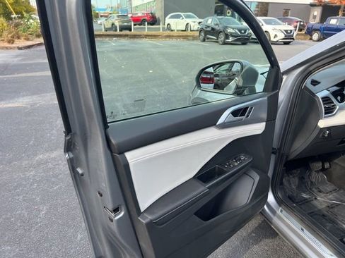 Used 2025 Volkswagen Taos SE image 11