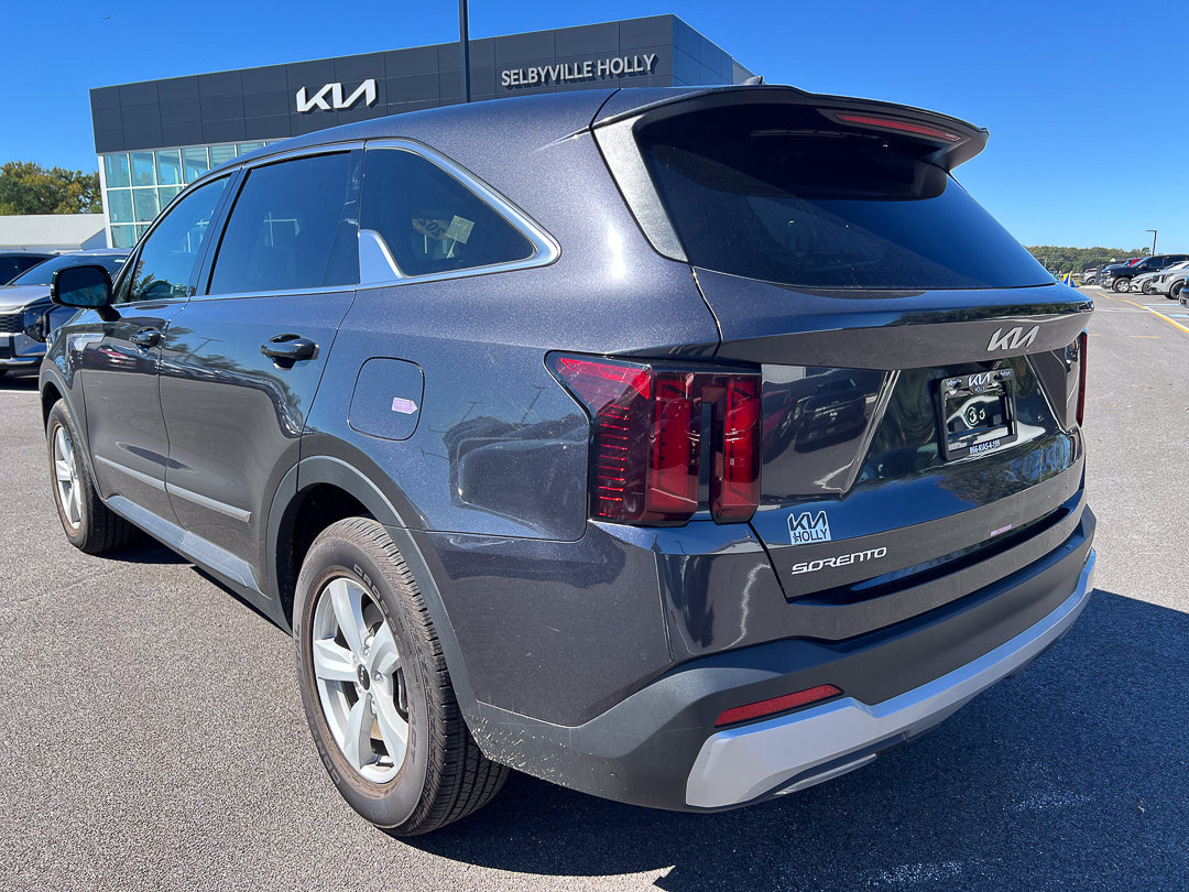 Certified 2025 Kia Sorento LX FWD image 4